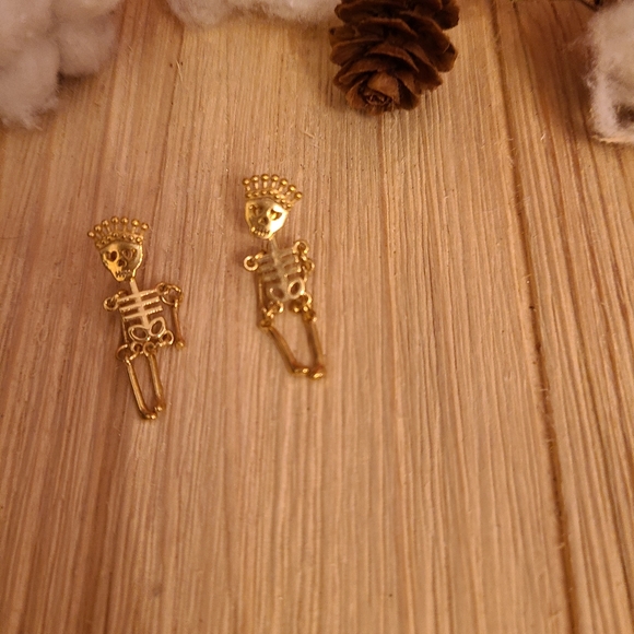 ๐๐NEW๐๐SUPER CUTE!! Stainless Steel Princess Skeleton Dangle Earrings - Picture 7 of 10